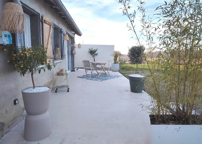 Holiday home La Maisonnette Calme & Nature Avec Terrasse Vue Campagne Sarrouilles